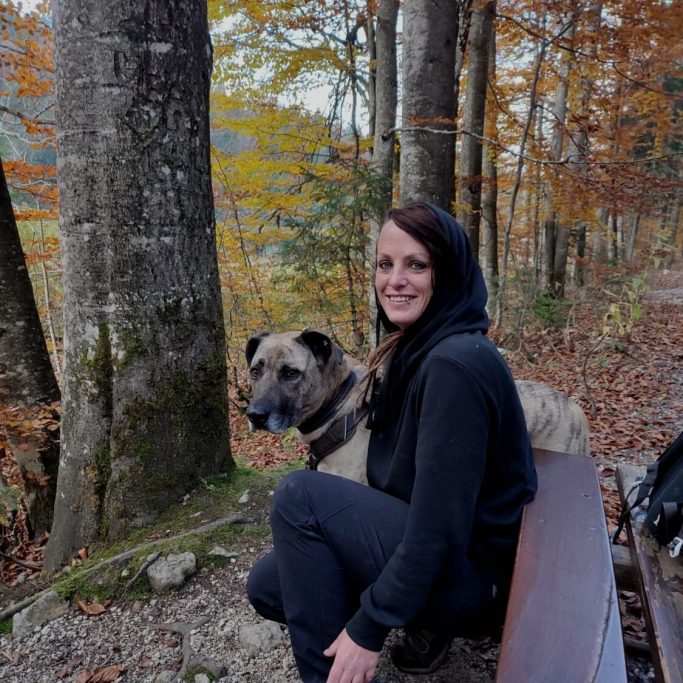 Corinna Esterer mit Hund im Wald